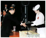 日本赤十字社の金色有功章を、皇后陛下から直接授与される平社長（当時）。